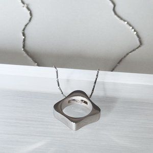 Spontane Pedant with necklace